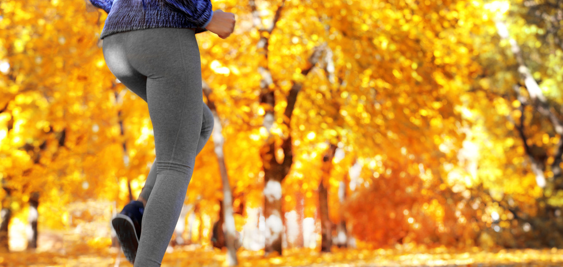 biegacz na zewnątrz w jesienny dzień